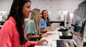 ETBU Students in computer lab